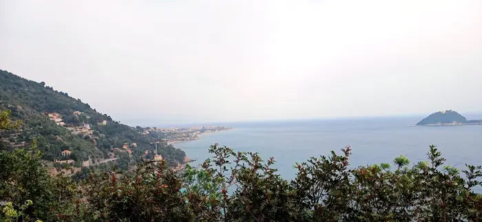 Wie man nach Albenga gelangt (und warum hier ein Auto weniger nötig ist)