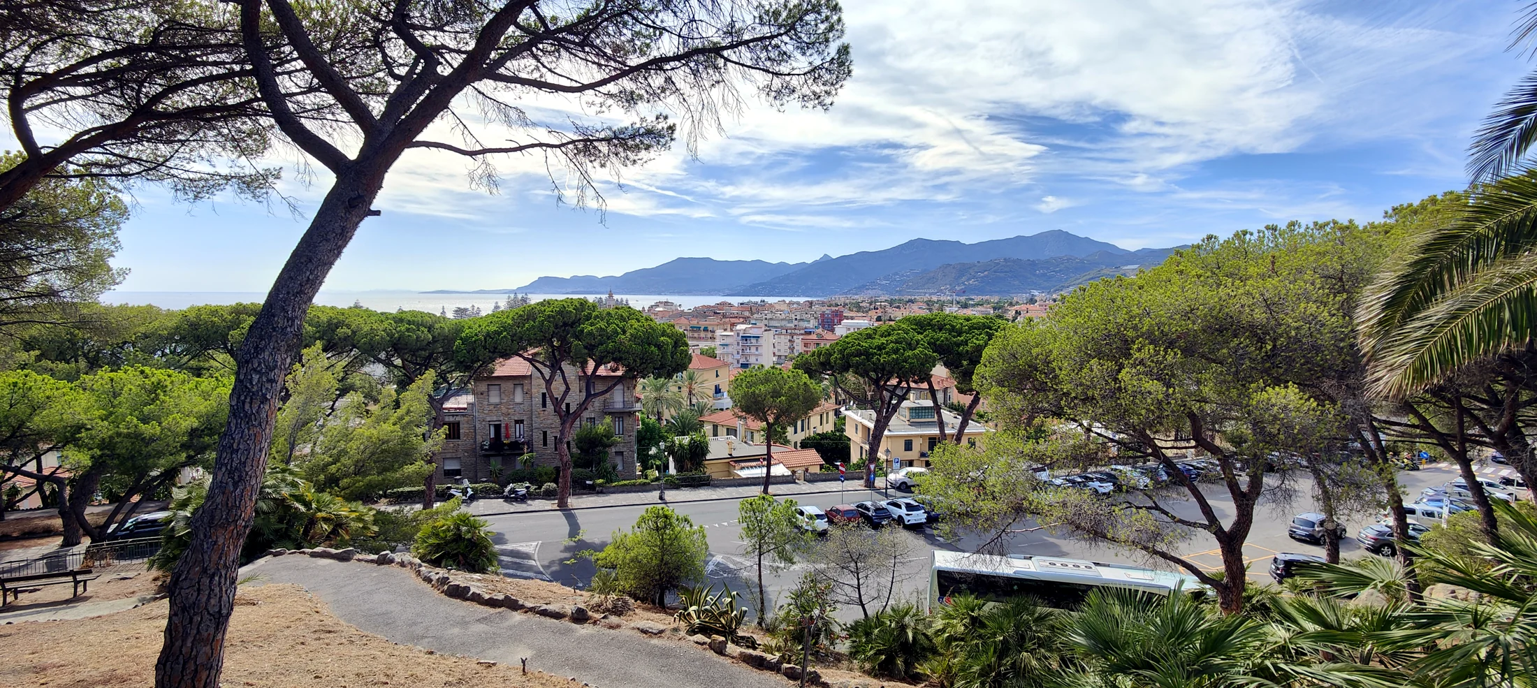 Bordighera Alta: drei Tore, drei Jahrhunderte und die Palmen des Vatikans