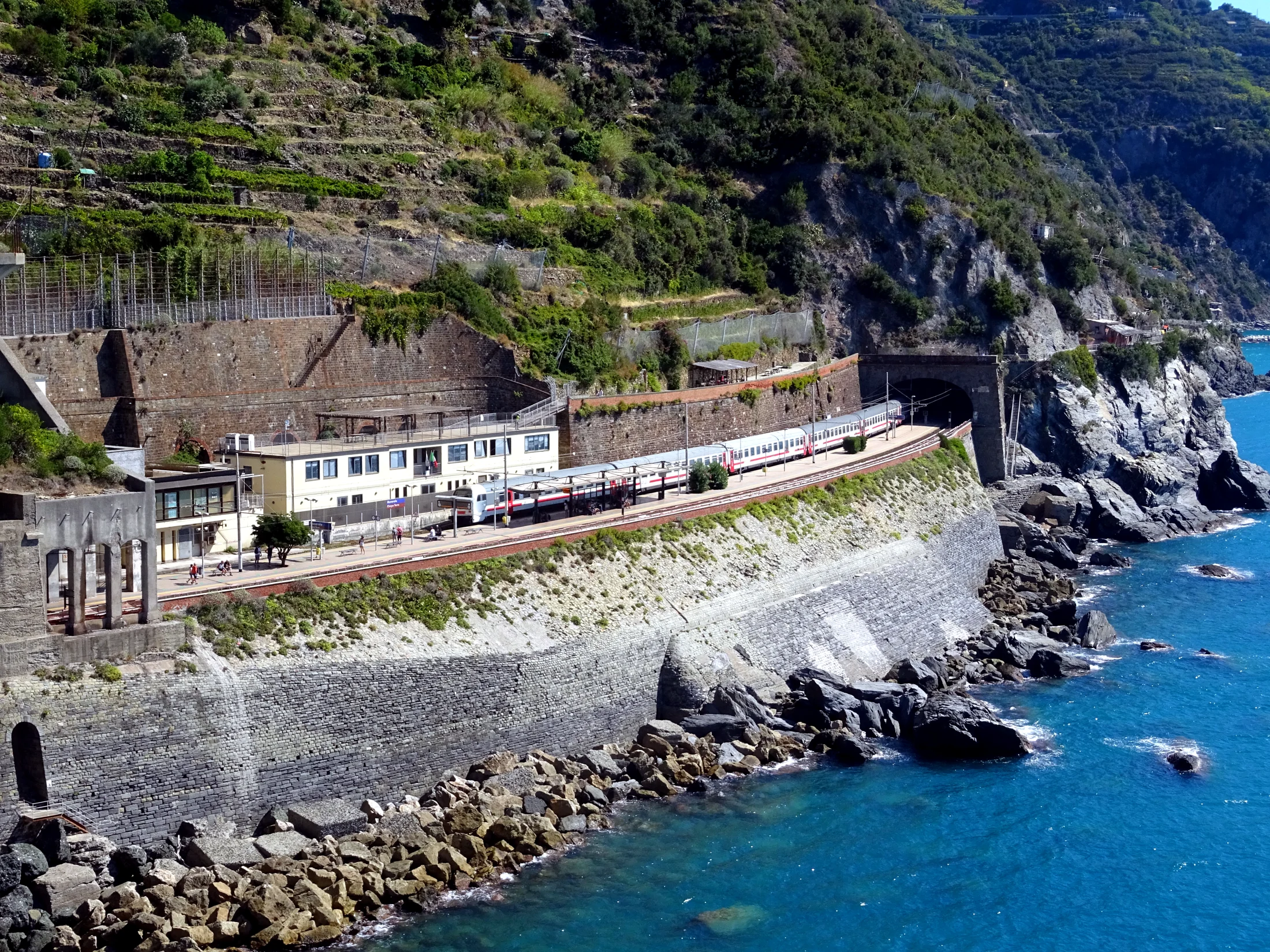 Train Intercity traversant sans arrêt la gare de Manarola.