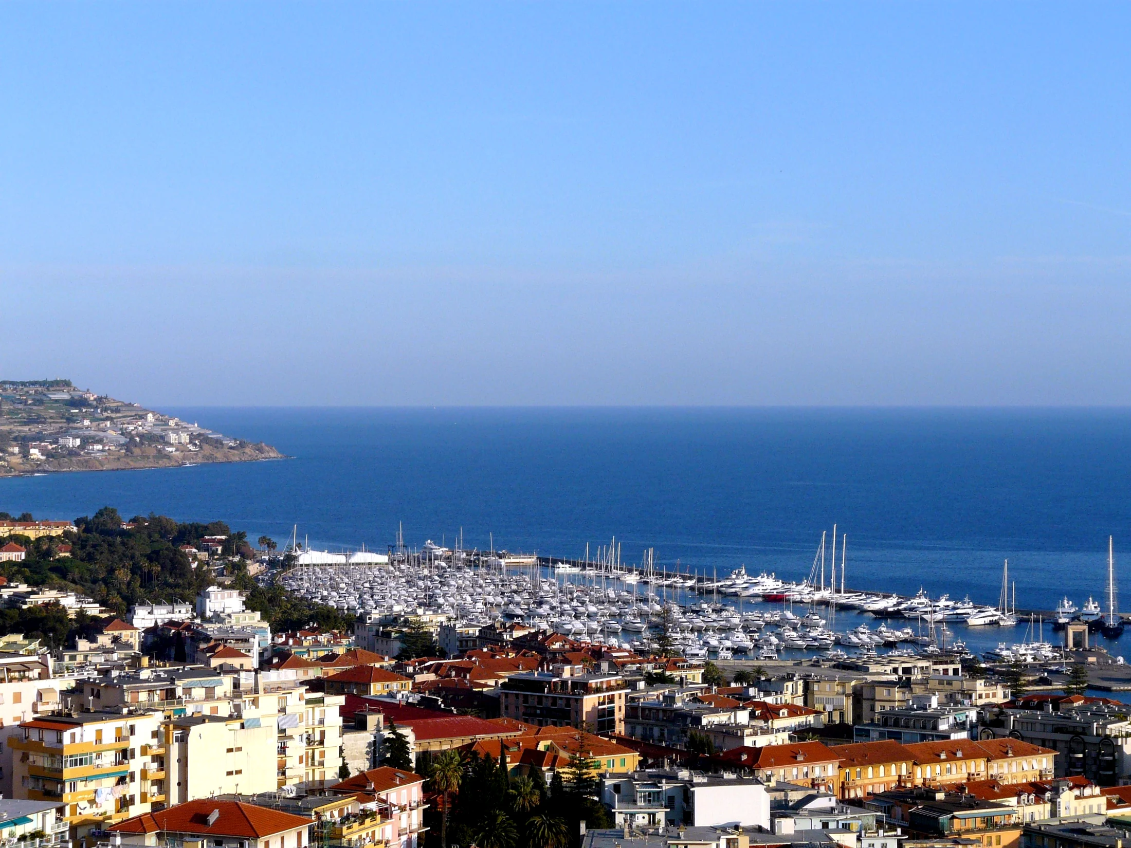 Panorama della città e del porto dal santuario della Madonna della Costa, Sanremo, Liguria, Italia