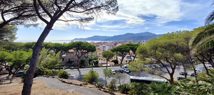 Bordighera Alta: drie poorten, drie eeuwen en de palmen van het Vaticaan