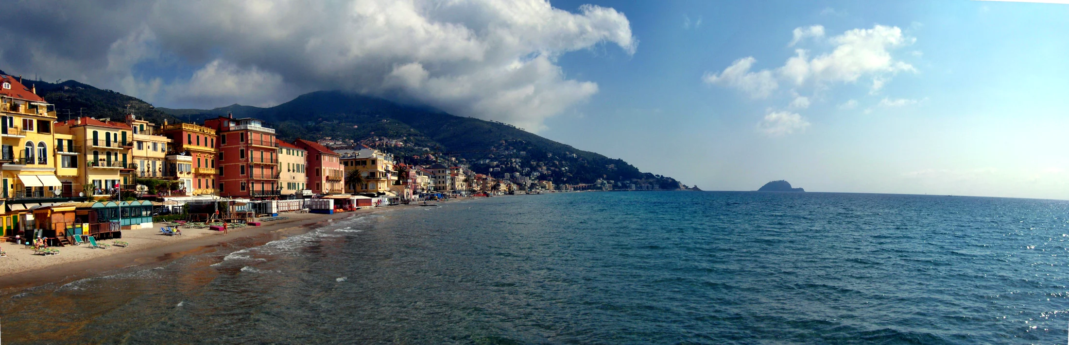 Panorama della spiaggia e del centro abitato di Alassio