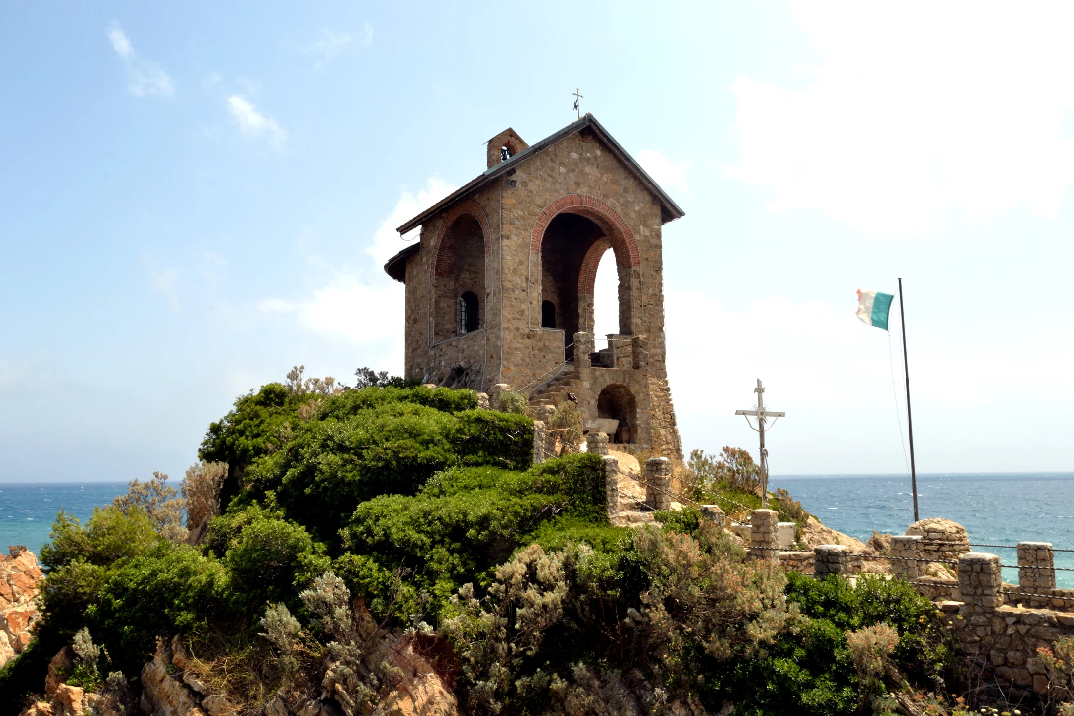 La Cappelletta Stella Maris sul promontorio roccioso di Alassio, con il mare sullo sfondo