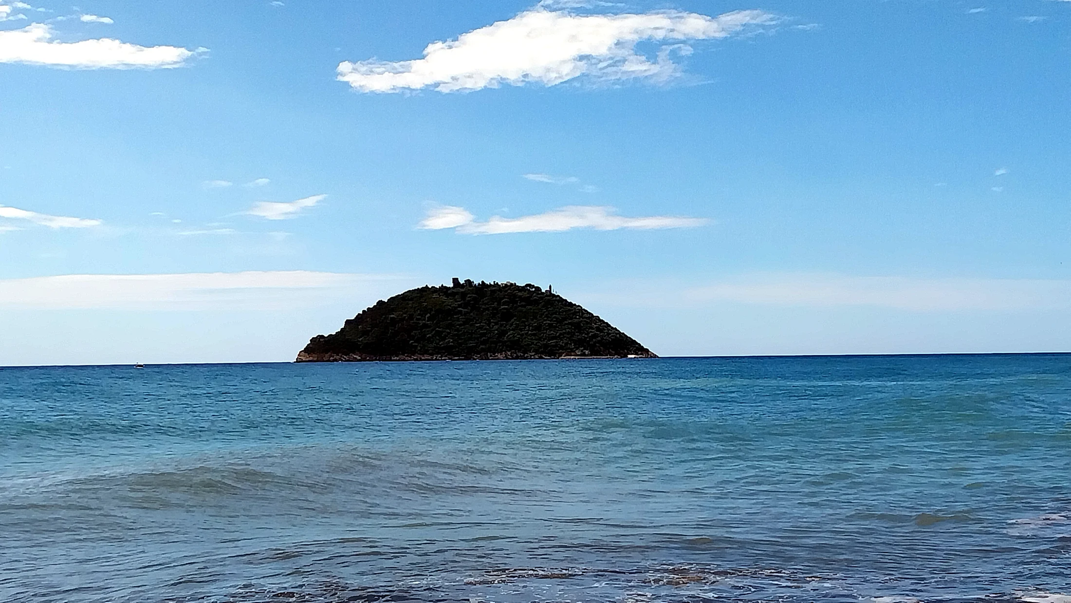 Spiagge di Albenga: un chilometro e mezzo di sabbia e un'isola davanti