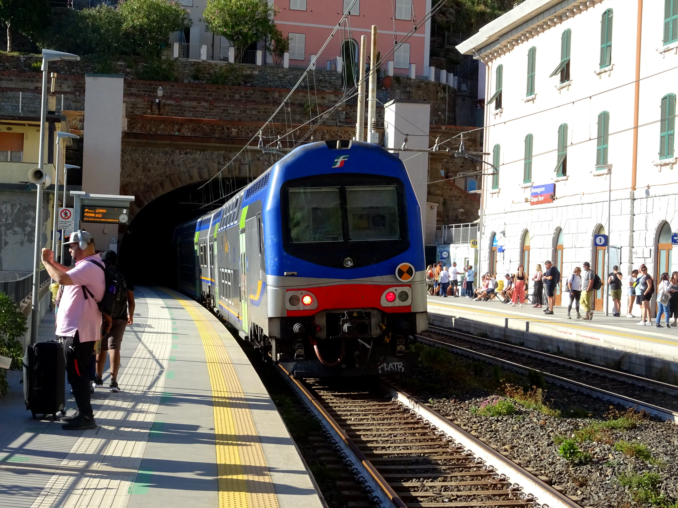Départ d'un Regionale « Cinque Terre » de la gare de Riomaggiore en direction de Levanto. Ce train est assuré par une rame tractée Vivalto.