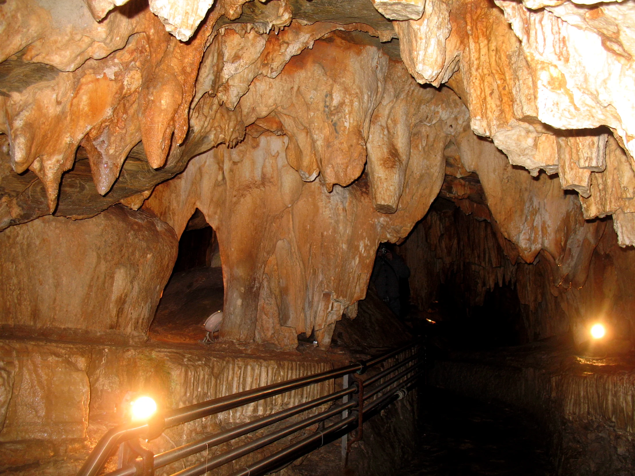 Grotte di Toirano: itinerario tra grotte e borgo