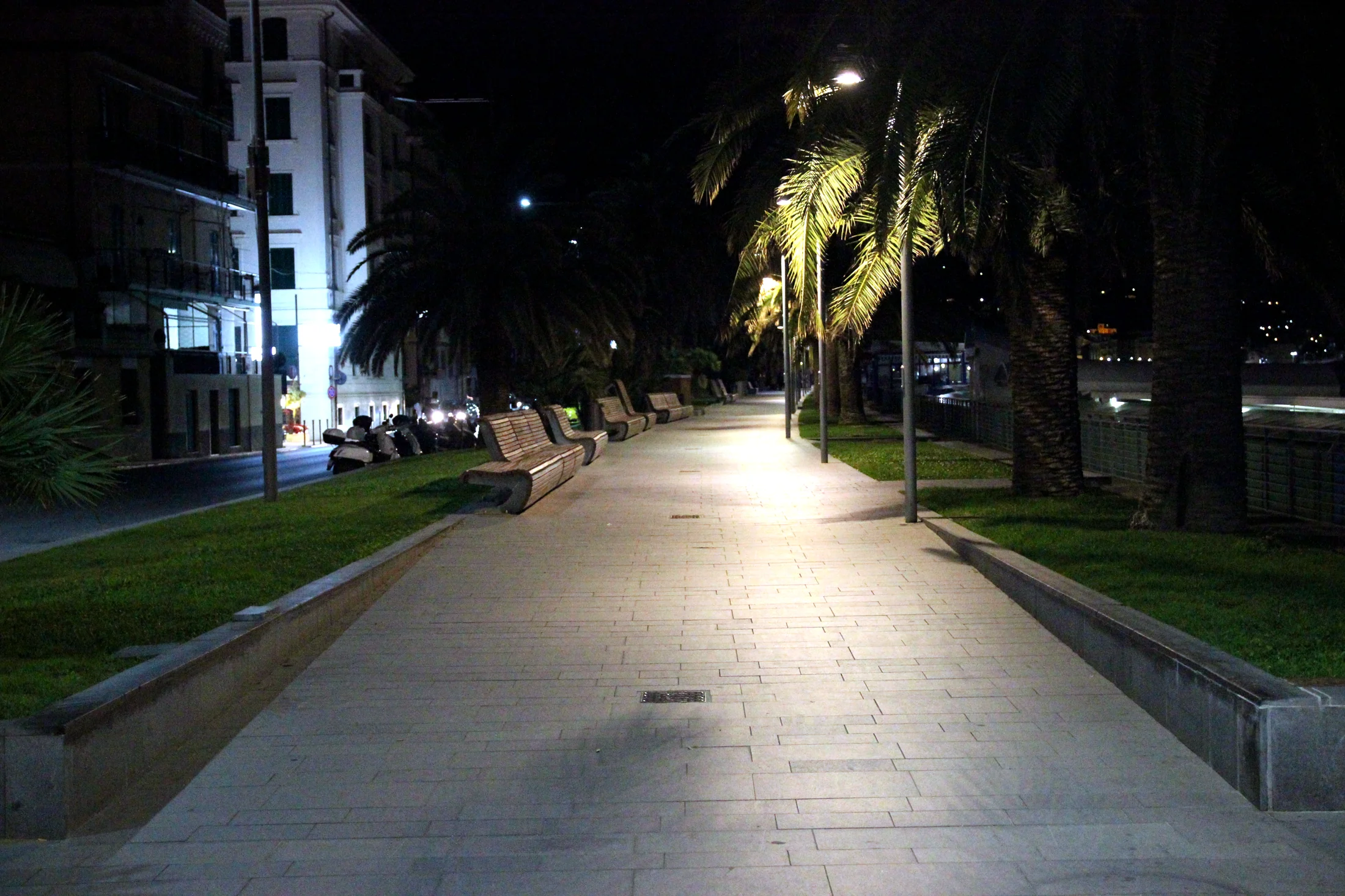 La passeggiata di Varazze di notte.
