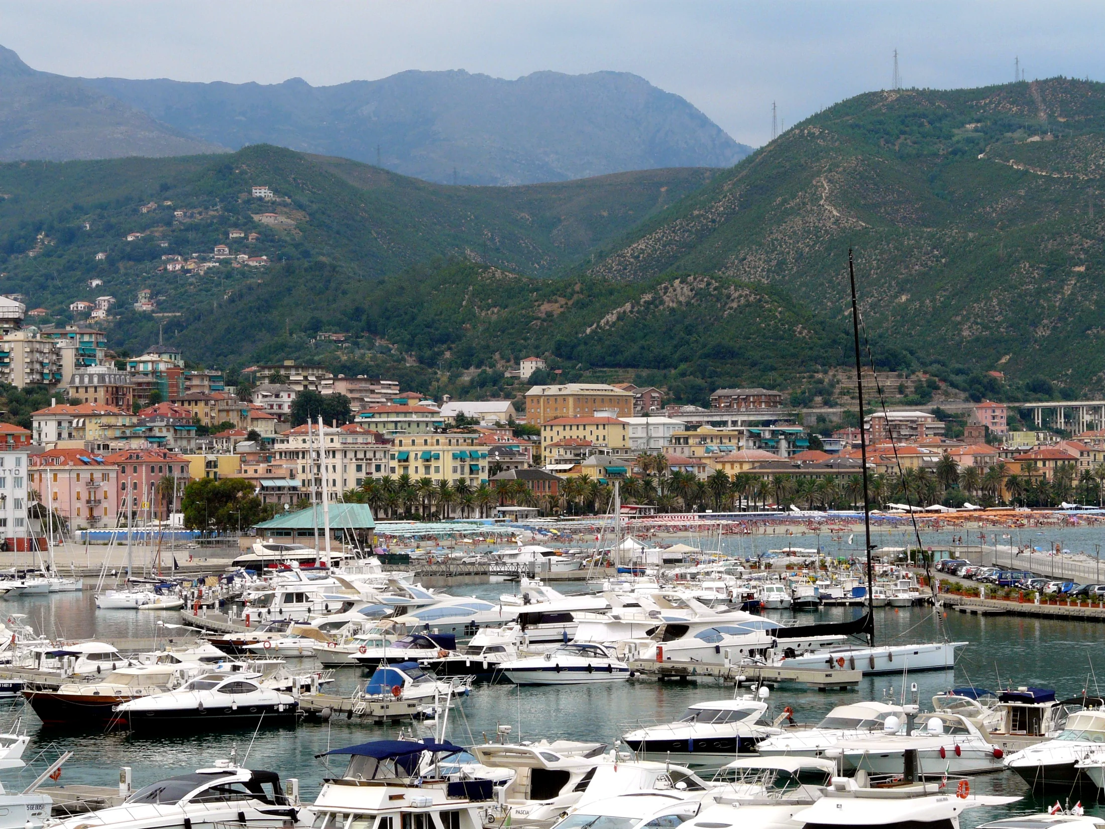 Panorama del porto e di Varazze, Liguria, Italia